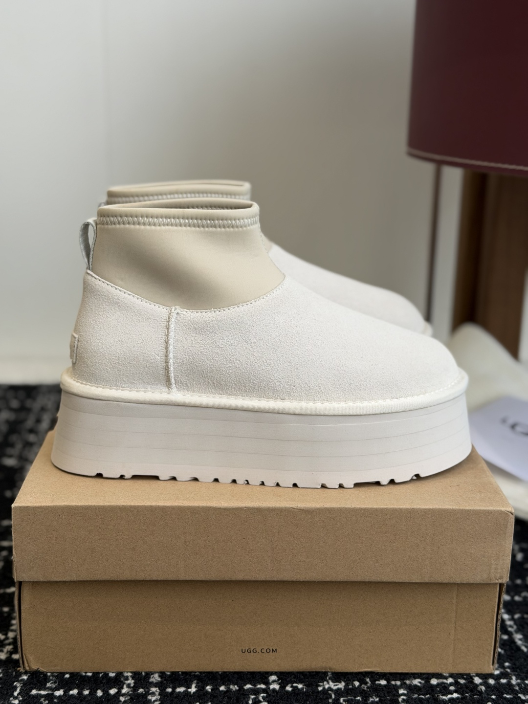 代购级 UGG Mini迪普羊毛毛线两穿靴 鞋面选用牛刨层革，质感柔和耐穿，内里填充纯羊毛，上脚软糯保暖，秋冬御寒绝配。