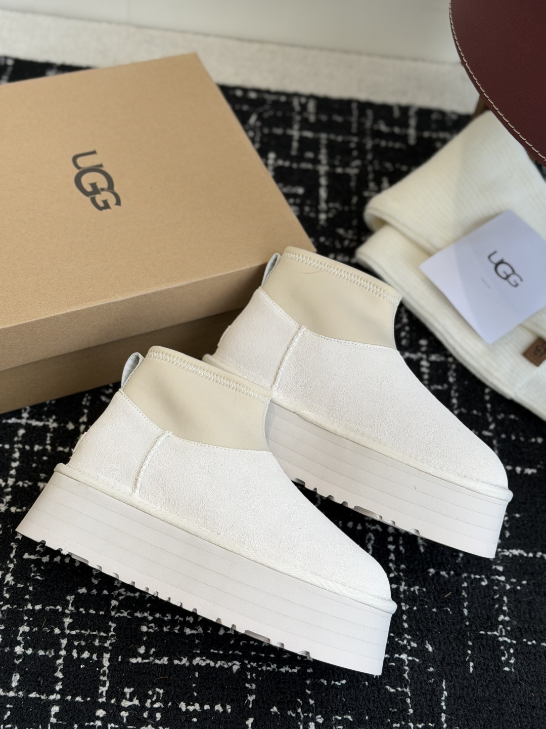 代购级 UGG Mini迪普羊毛毛线两穿靴 鞋面选用牛刨层革，质感柔和耐穿，内里填充纯羊毛，上脚软糯保暖，秋冬御寒绝配。