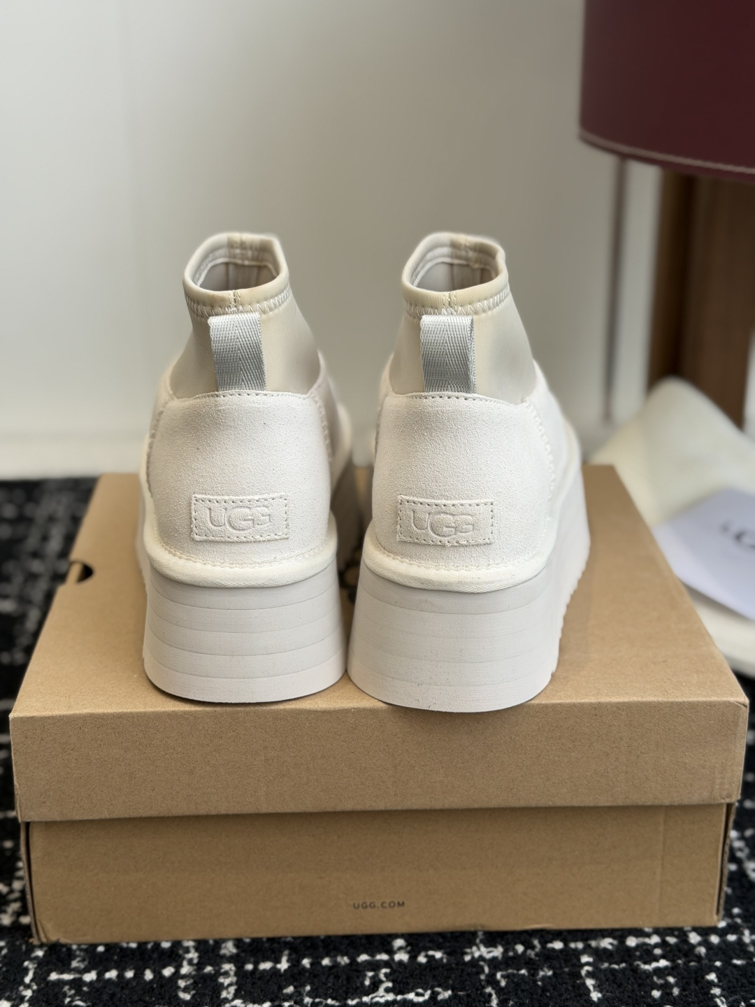 代购级 UGG Mini迪普羊毛毛线两穿靴 鞋面选用牛刨层革，质感柔和耐穿，内里填充纯羊毛，上脚软糯保暖，秋冬御寒绝配。
