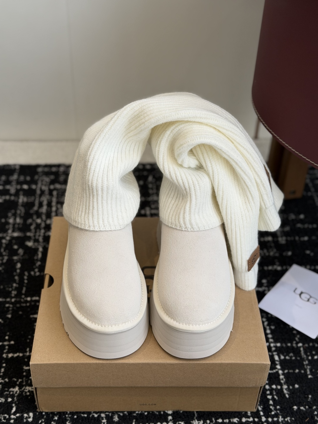 代购级 UGG Mini迪普羊毛毛线两穿靴 鞋面选用牛刨层革,质感柔和耐穿,内里填充纯羊毛,上脚软糯保暖,秋冬御寒绝配。 代购级 UGG Mini迪普羊毛毛线两穿靴 鞋面选用牛刨层革,质感柔和耐穿,内里填充纯羊毛,上脚软糯保暖,秋冬御寒绝配。