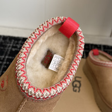 代购级 UGG新款爱心塔茨厚底懒人鞋鞋面采用高丝光牛绒,质感细腻软糯 内里隆丰A级皮毛一体,上脚暖乎乎,保暖性拉满。 E 代购级 UGG新款爱心塔茨厚底懒人鞋鞋面采用高丝光牛绒,质感细腻软糯 内里隆丰A级皮毛一体,上脚暖乎乎,保暖性拉满。 E