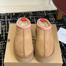 代购级 UGG新款爱心塔茨厚底懒人鞋鞋面采用高丝光牛绒,质感细腻软糯 内里隆丰A级皮毛一体,上脚暖乎乎,保暖性拉满。 E 代购级 UGG新款爱心塔茨厚底懒人鞋鞋面采用高丝光牛绒,质感细腻软糯 内里隆丰A级皮毛一体,上脚暖乎乎,保暖性拉满。 E
