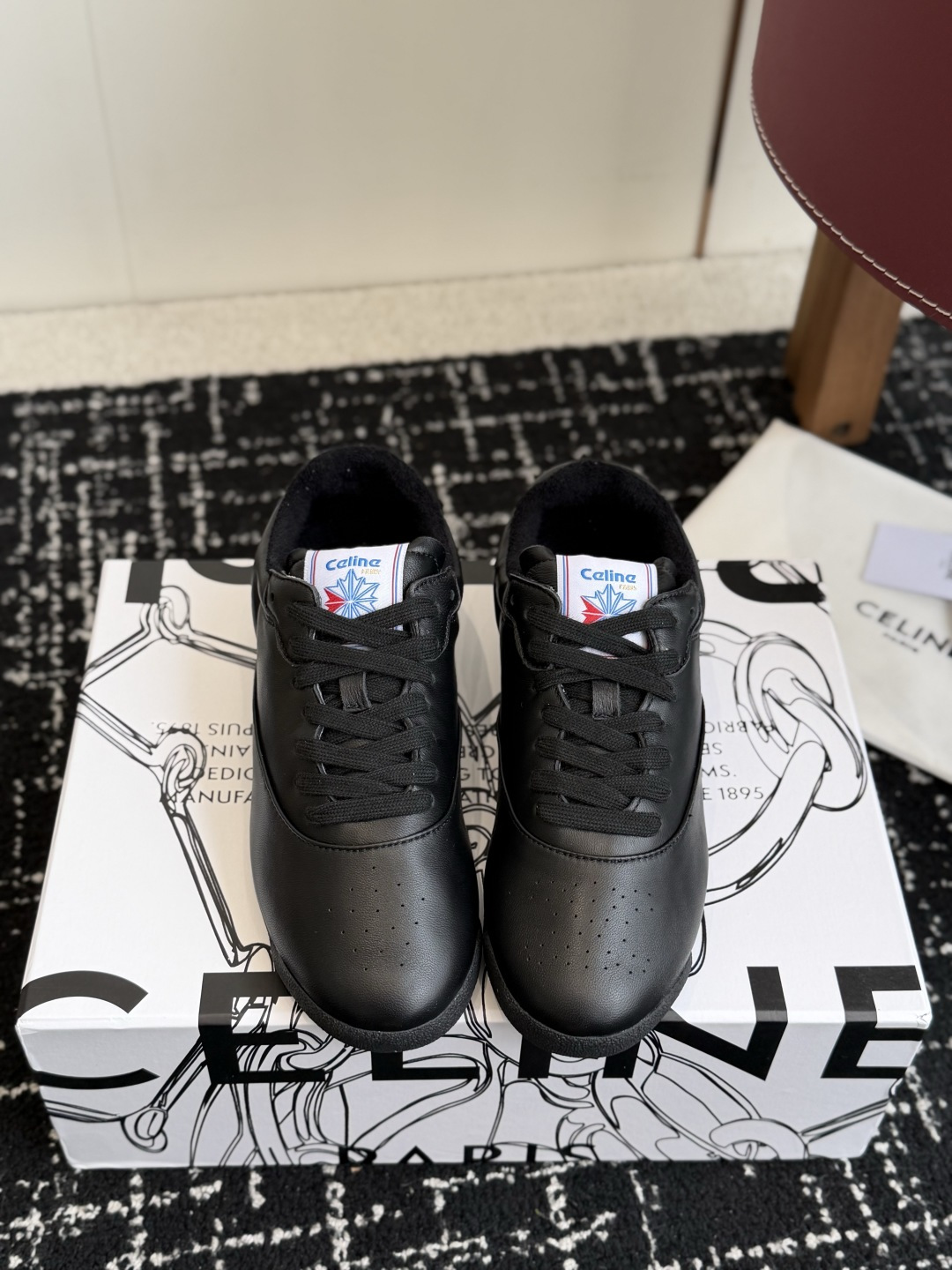 代购级 CELINE × Reebok联名运动鞋发售 复古运动风又有新鞋值得收藏了👟 Freestyle by CELI
