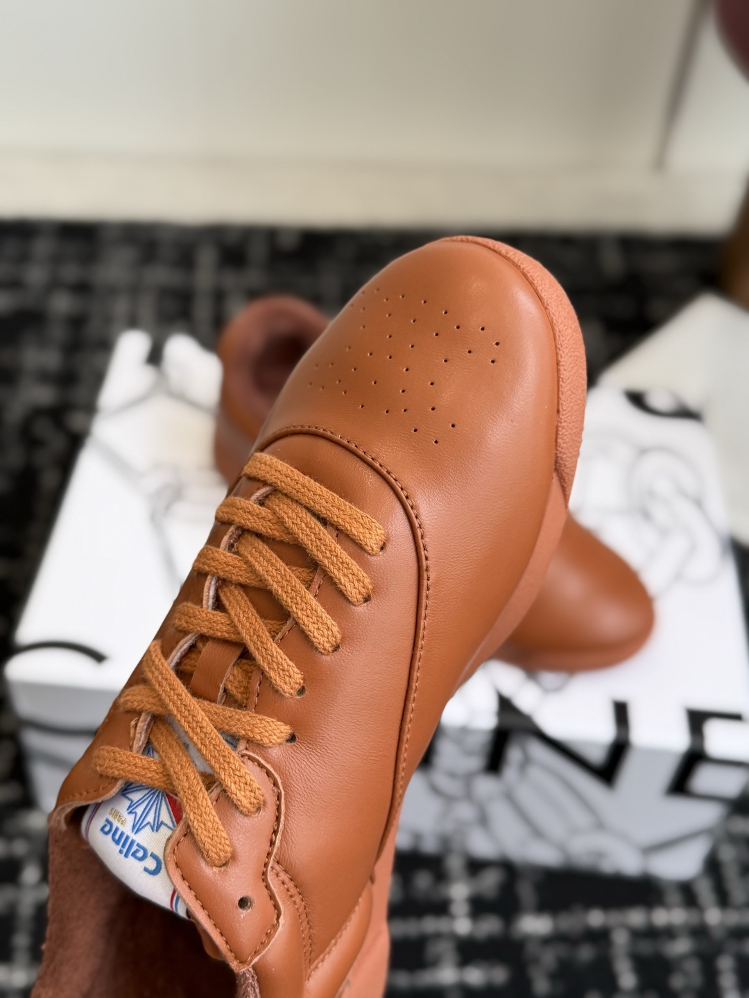 代购级 CELINE × Reebok联名运动鞋发售 复古运动风又有新鞋值得收藏了👟 Freestyle by CELI 代购级 CELINE × Reebok联名运动鞋发售 复古运动风又有新鞋值得收藏了👟 Freestyle by CELI