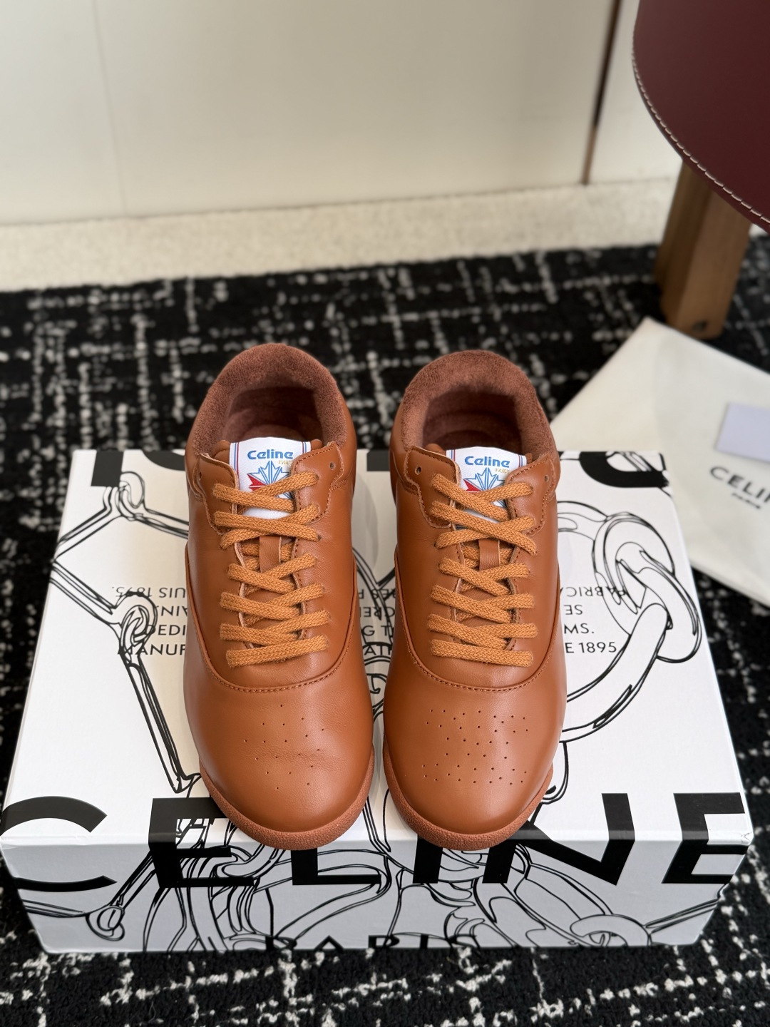 代购级 CELINE × Reebok联名运动鞋发售 复古运动风又有新鞋值得收藏了👟 Freestyle by CELI