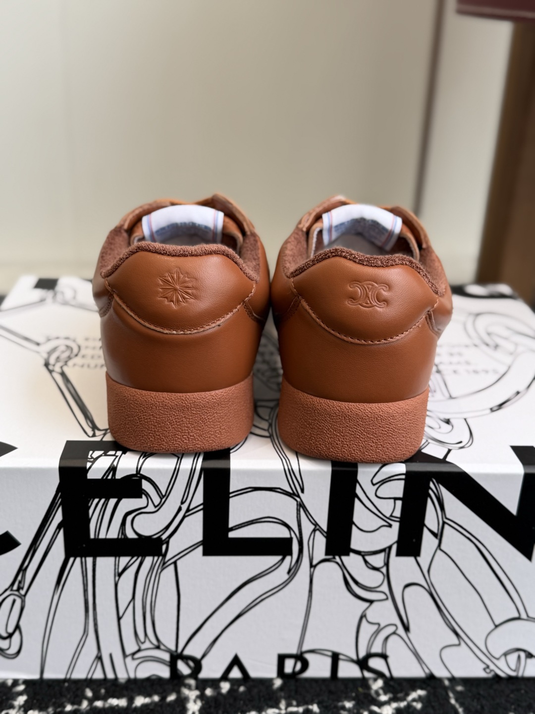 代购级 CELINE × Reebok联名运动鞋发售 复古运动风又有新鞋值得收藏了👟 Freestyle by CELI 代购级 CELINE × Reebok联名运动鞋发售 复古运动风又有新鞋值得收藏了👟 Freestyle by CELI