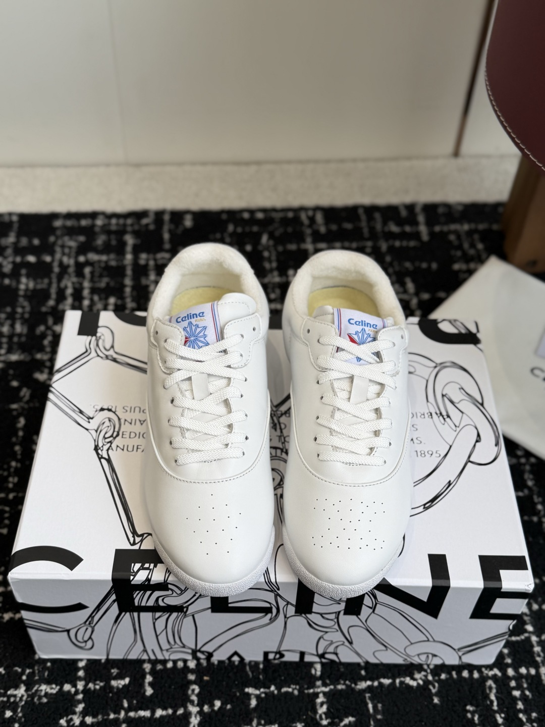 代购级 CELINE × Reebok联名运动鞋发售 复古运动风又有新鞋值得收藏了👟 Freestyle by CELI
