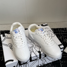代购级 CELINE × Reebok联名运动鞋发售 复古运动风又有新鞋值得收藏了👟 Freestyle by CELI 代购级 CELINE × Reebok联名运动鞋发售 复古运动风又有新鞋值得收藏了👟 Freestyle by CELI
