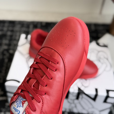 代购级 CELINE × Reebok联名运动鞋发售 复古运动风又有新鞋值得收藏了👟 Freestyle by CELI 代购级 CELINE × Reebok联名运动鞋发售 复古运动风又有新鞋值得收藏了👟 Freestyle by CELI