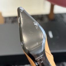代购级 圣罗兰尖头细跟短靴 秋冬王牌气质高跟踝靴!鞋面选用亮面头层牛皮, 自带细腻高级光泽,皮质柔软挺括,靴筒版型利落。 代购级 圣罗兰尖头细跟短靴 秋冬王牌气质高跟踝靴!鞋面选用亮面头层牛皮, 自带细腻高级光泽,皮质柔软挺括,靴筒版型利落。