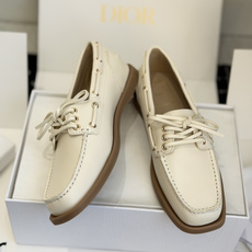 东莞代购级 ✨Dior Rive 系带帆船鞋 复古方头莫卡辛工艺,金属气眼搭配同色系绑带设计,自带法式松弛感。 双色可选 东莞代购级 ✨Dior Rive 系带帆船鞋 复古方头莫卡辛工艺,金属气眼搭配同色系绑带设计,自带法式松弛感。 双色可选