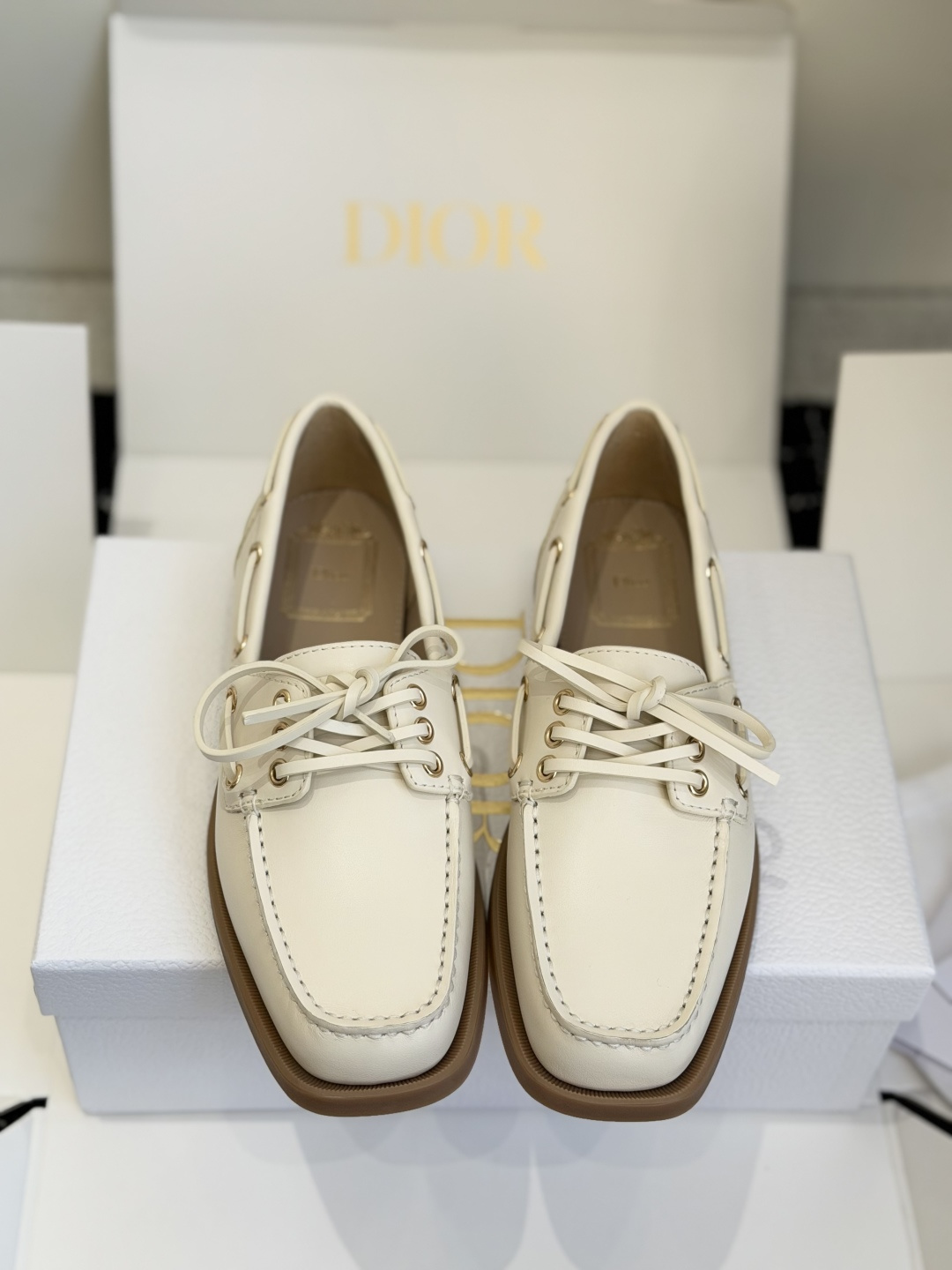 东莞代购级 ✨Dior Rive 系带帆船鞋 复古方头莫卡辛工艺,金属气眼搭配同色系绑带设计,自带法式松弛感。 双色可选 东莞代购级 ✨Dior Rive 系带帆船鞋 复古方头莫卡辛工艺,金属气眼搭配同色系绑带设计,自带法式松弛感。 双色可选