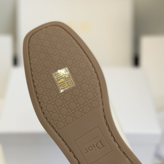 东莞代购级 ✨Dior Rive 系带帆船鞋 复古方头莫卡辛工艺,金属气眼搭配同色系绑带设计,自带法式松弛感。 双色可选 东莞代购级 ✨Dior Rive 系带帆船鞋 复古方头莫卡辛工艺,金属气眼搭配同色系绑带设计,自带法式松弛感。 双色可选