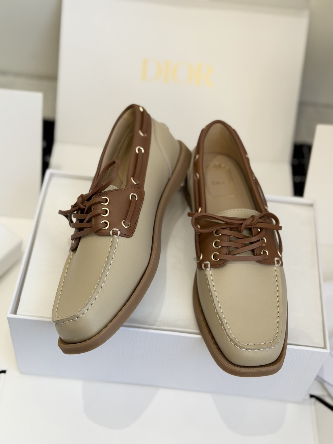东莞代购级 ✨Dior Rive 系带帆船鞋 复古方头莫卡辛工艺,金属气眼搭配同色系绑带设计,自带法式松弛感。 双色可选 东莞代购级 ✨Dior Rive 系带帆船鞋 复古方头莫卡辛工艺,金属气眼搭配同色系绑带设计,自带法式松弛感。 双色可选