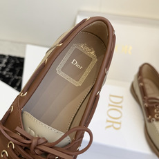 东莞代购级 ✨Dior Rive 系带帆船鞋 复古方头莫卡辛工艺,金属气眼搭配同色系绑带设计,自带法式松弛感。 双色可选 东莞代购级 ✨Dior Rive 系带帆船鞋 复古方头莫卡辛工艺,金属气眼搭配同色系绑带设计,自带法式松弛感。 双色可选