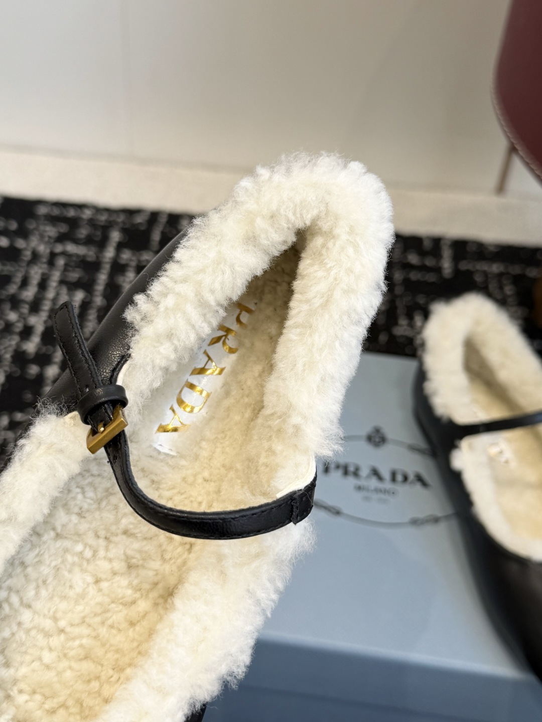 代购级 Prada 玛丽珍毛毛单鞋 面料选用羊京鞋面,内里厚实羊毛,软糯亲肤,秋冬上脚保暖又显贵气。 经典三角标logo 代购级 Prada 玛丽珍毛毛单鞋 面料选用羊京鞋面,内里厚实羊毛,软糯亲肤,秋冬上脚保暖又显贵气。 经典三角标logo