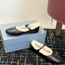 代购级 Prada 玛丽珍毛毛单鞋 面料选用羊京鞋面,内里厚实羊毛,软糯亲肤,秋冬上脚保暖又显贵气。 经典三角标logo 代购级 Prada 玛丽珍毛毛单鞋 面料选用羊京鞋面,内里厚实羊毛,软糯亲肤,秋冬上脚保暖又显贵气。 经典三角标logo