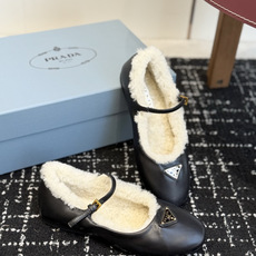 代购级 Prada 玛丽珍毛毛单鞋 面料选用羊京鞋面,内里厚实羊毛,软糯亲肤,秋冬上脚保暖又显贵气。 经典三角标logo 代购级 Prada 玛丽珍毛毛单鞋 面料选用羊京鞋面,内里厚实羊毛,软糯亲肤,秋冬上脚保暖又显贵气。 经典三角标logo