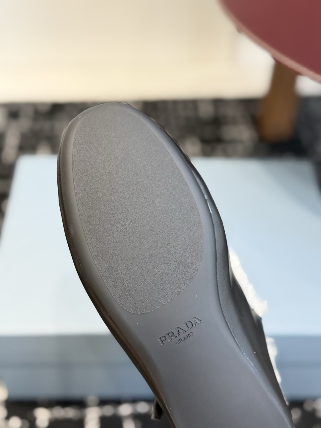 代购级 Prada 玛丽珍毛毛单鞋 面料选用羊京鞋面,内里厚实羊毛,软糯亲肤,秋冬上脚保暖又显贵气。 经典三角标logo 代购级 Prada 玛丽珍毛毛单鞋 面料选用羊京鞋面,内里厚实羊毛,软糯亲肤,秋冬上脚保暖又显贵气。 经典三角标logo