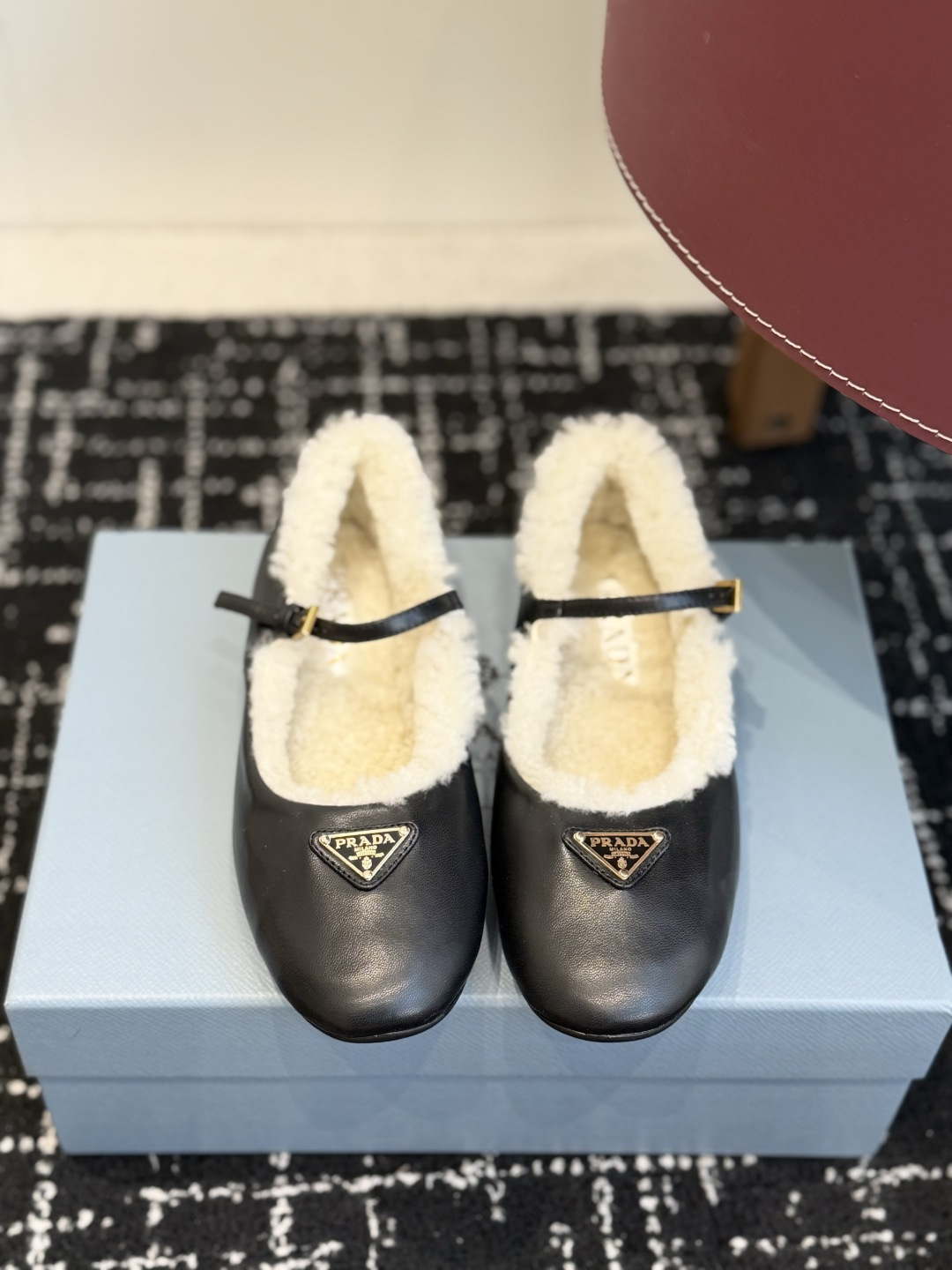 代购级 Prada 玛丽珍毛毛单鞋 面料选用羊京鞋面,内里厚实羊毛,软糯亲肤,秋冬上脚保暖又显贵气。 经典三角标logo 代购级 Prada 玛丽珍毛毛单鞋 面料选用羊京鞋面,内里厚实羊毛,软糯亲肤,秋冬上脚保暖又显贵气。 经典三角标logo