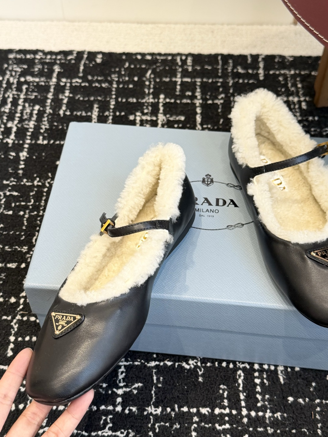 代购级 Prada 玛丽珍毛毛单鞋 面料选用羊京鞋面,内里厚实羊毛,软糯亲肤,秋冬上脚保暖又显贵气。 经典三角标logo 代购级 Prada 玛丽珍毛毛单鞋 面料选用羊京鞋面,内里厚实羊毛,软糯亲肤,秋冬上脚保暖又显贵气。 经典三角标logo