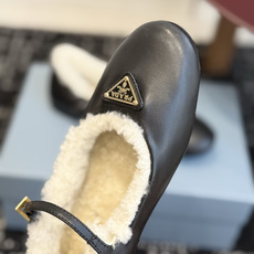 代购级 Prada 玛丽珍毛毛单鞋 面料选用羊京鞋面,内里厚实羊毛,软糯亲肤,秋冬上脚保暖又显贵气。 经典三角标logo 代购级 Prada 玛丽珍毛毛单鞋 面料选用羊京鞋面,内里厚实羊毛,软糯亲肤,秋冬上脚保暖又显贵气。 经典三角标logo