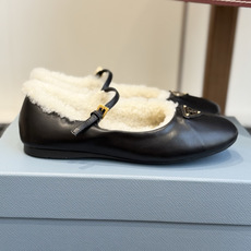 代购级 Prada 玛丽珍毛毛单鞋 面料选用羊京鞋面,内里厚实羊毛,软糯亲肤,秋冬上脚保暖又显贵气。 经典三角标logo 代购级 Prada 玛丽珍毛毛单鞋 面料选用羊京鞋面,内里厚实羊毛,软糯亲肤,秋冬上脚保暖又显贵气。 经典三角标logo