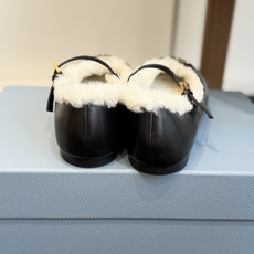 代购级 Prada 玛丽珍毛毛单鞋 面料选用羊京鞋面,内里厚实羊毛,软糯亲肤,秋冬上脚保暖又显贵气。 经典三角标logo 代购级 Prada 玛丽珍毛毛单鞋 面料选用羊京鞋面,内里厚实羊毛,软糯亲肤,秋冬上脚保暖又显贵气。 经典三角标logo