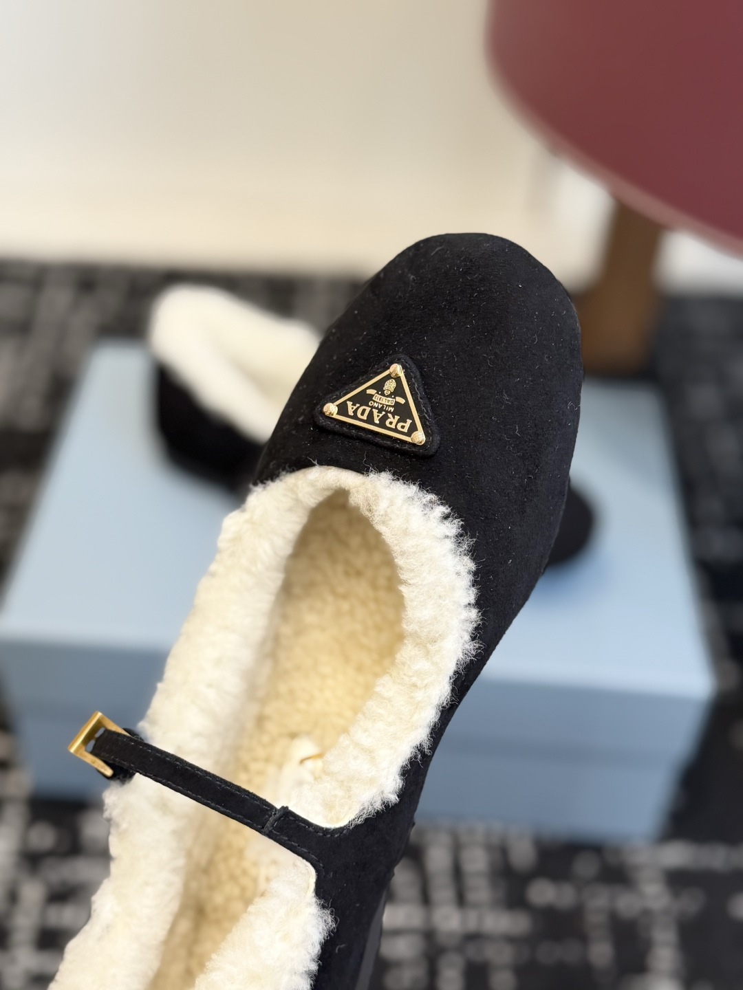 代购级 Prada 玛丽珍毛毛单鞋 面料选用羊京鞋面,内里厚实羊毛,软糯亲肤,秋冬上脚保暖又显贵气。 经典三角标logo 代购级 Prada 玛丽珍毛毛单鞋 面料选用羊京鞋面,内里厚实羊毛,软糯亲肤,秋冬上脚保暖又显贵气。 经典三角标logo