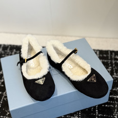 代购级 Prada 玛丽珍毛毛单鞋 面料选用羊京鞋面,内里厚实羊毛,软糯亲肤,秋冬上脚保暖又显贵气。 经典三角标logo 代购级 Prada 玛丽珍毛毛单鞋 面料选用羊京鞋面,内里厚实羊毛,软糯亲肤,秋冬上脚保暖又显贵气。 经典三角标logo
