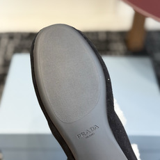代购级 Prada 玛丽珍毛毛单鞋 面料选用羊京鞋面,内里厚实羊毛,软糯亲肤,秋冬上脚保暖又显贵气。 经典三角标logo 代购级 Prada 玛丽珍毛毛单鞋 面料选用羊京鞋面,内里厚实羊毛,软糯亲肤,秋冬上脚保暖又显贵气。 经典三角标logo