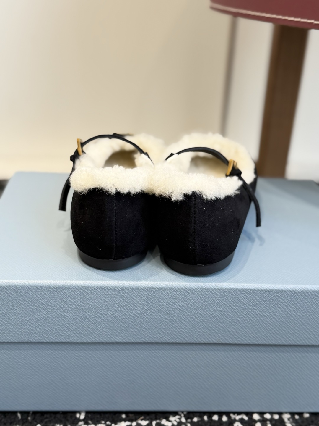 代购级 Prada 玛丽珍毛毛单鞋 面料选用羊京鞋面,内里厚实羊毛,软糯亲肤,秋冬上脚保暖又显贵气。 经典三角标logo 代购级 Prada 玛丽珍毛毛单鞋 面料选用羊京鞋面,内里厚实羊毛,软糯亲肤,秋冬上脚保暖又显贵气。 经典三角标logo