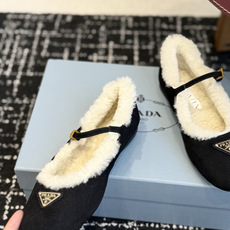 代购级 Prada 玛丽珍毛毛单鞋 面料选用羊京鞋面,内里厚实羊毛,软糯亲肤,秋冬上脚保暖又显贵气。 经典三角标logo 代购级 Prada 玛丽珍毛毛单鞋 面料选用羊京鞋面,内里厚实羊毛,软糯亲肤,秋冬上脚保暖又显贵气。 经典三角标logo