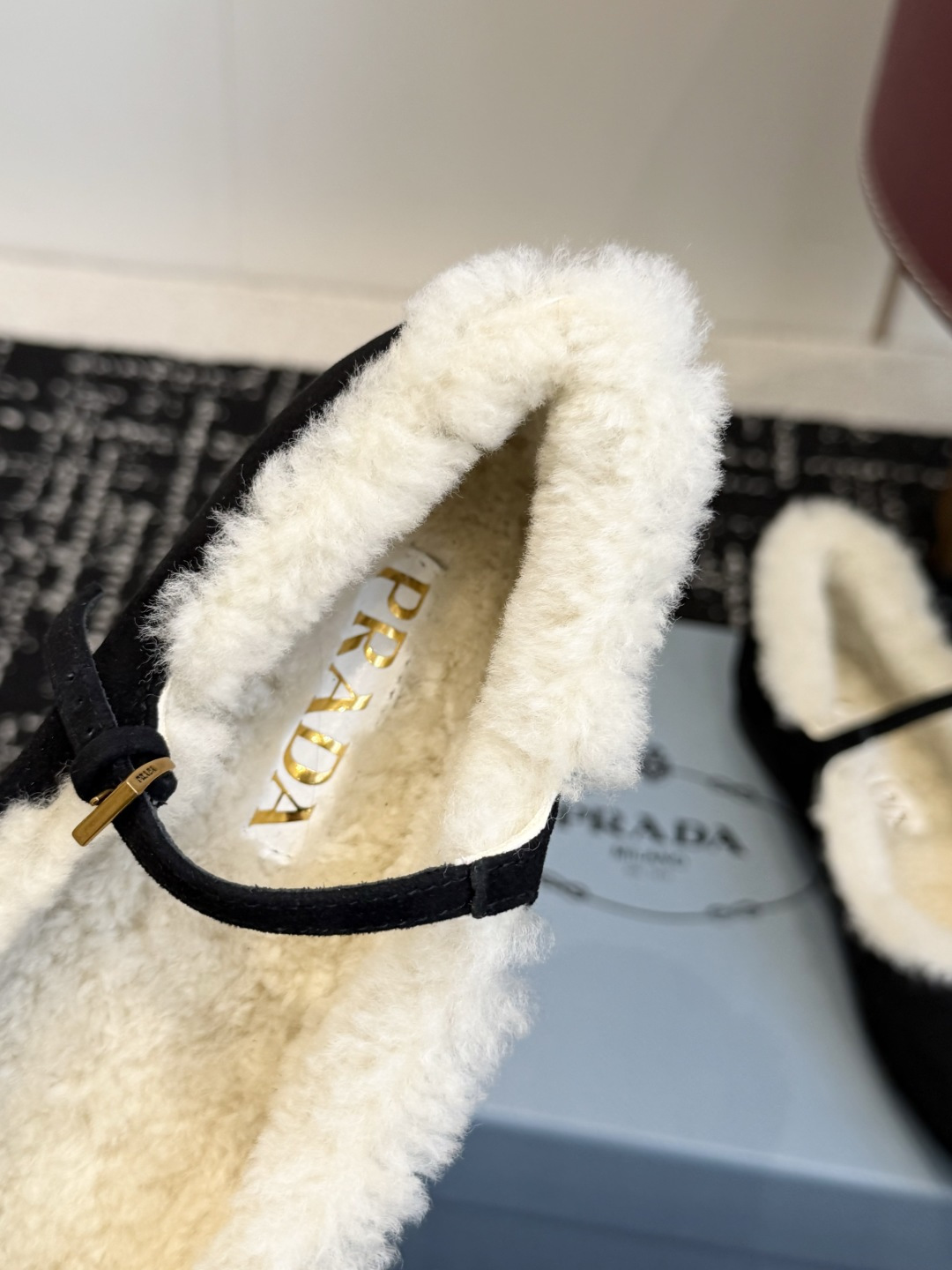 代购级 Prada 玛丽珍毛毛单鞋 面料选用羊京鞋面,内里厚实羊毛,软糯亲肤,秋冬上脚保暖又显贵气。 经典三角标logo 代购级 Prada 玛丽珍毛毛单鞋 面料选用羊京鞋面,内里厚实羊毛,软糯亲肤,秋冬上脚保暖又显贵气。 经典三角标logo