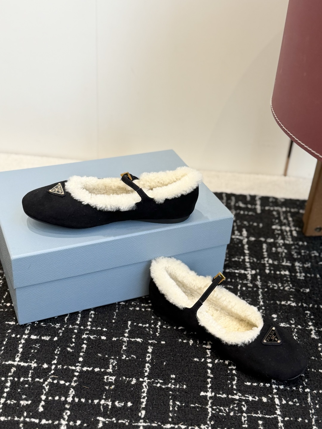 代购级 Prada 玛丽珍毛毛单鞋 面料选用羊京鞋面,内里厚实羊毛,软糯亲肤,秋冬上脚保暖又显贵气。 经典三角标logo 代购级 Prada 玛丽珍毛毛单鞋 面料选用羊京鞋面,内里厚实羊毛,软糯亲肤,秋冬上脚保暖又显贵气。 经典三角标logo