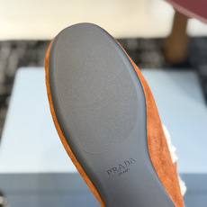 代购级 Prada 玛丽珍毛毛单鞋 面料选用羊京鞋面,内里厚实羊毛,软糯亲肤,秋冬上脚保暖又显贵气。 经典三角标logo 代购级 Prada 玛丽珍毛毛单鞋 面料选用羊京鞋面,内里厚实羊毛,软糯亲肤,秋冬上脚保暖又显贵气。 经典三角标logo