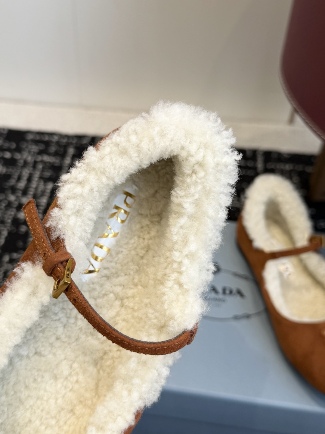 代购级 Prada 玛丽珍毛毛单鞋 面料选用羊京鞋面,内里厚实羊毛,软糯亲肤,秋冬上脚保暖又显贵气。 经典三角标logo 代购级 Prada 玛丽珍毛毛单鞋 面料选用羊京鞋面,内里厚实羊毛,软糯亲肤,秋冬上脚保暖又显贵气。 经典三角标logo