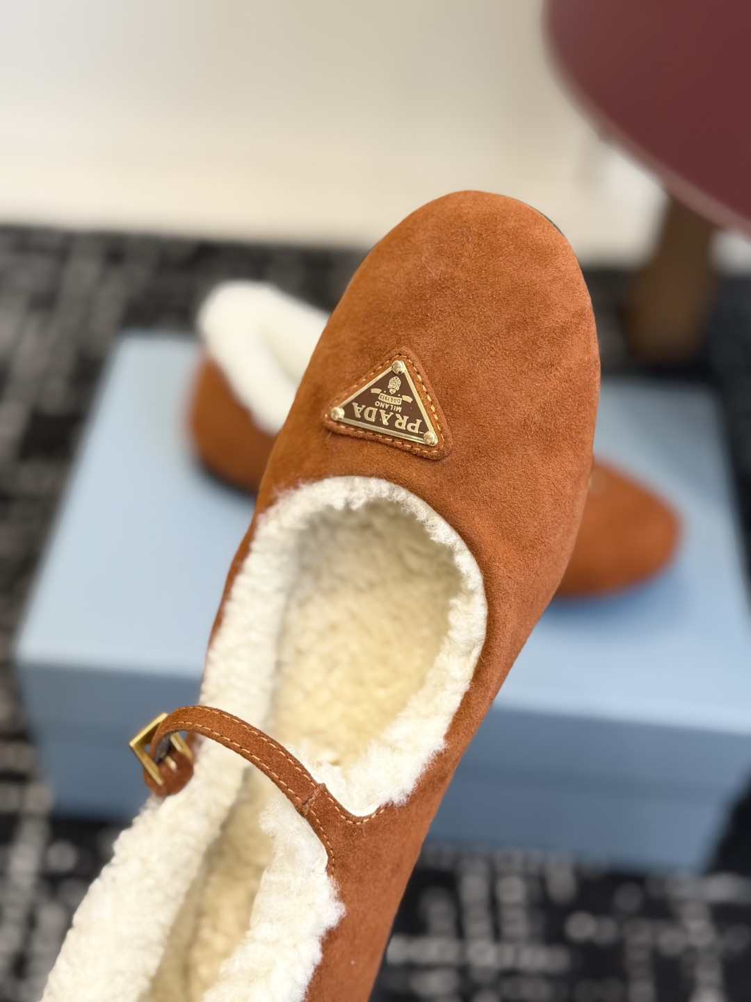 代购级 Prada 玛丽珍毛毛单鞋 面料选用羊京鞋面,内里厚实羊毛,软糯亲肤,秋冬上脚保暖又显贵气。 经典三角标logo 代购级 Prada 玛丽珍毛毛单鞋 面料选用羊京鞋面,内里厚实羊毛,软糯亲肤,秋冬上脚保暖又显贵气。 经典三角标logo