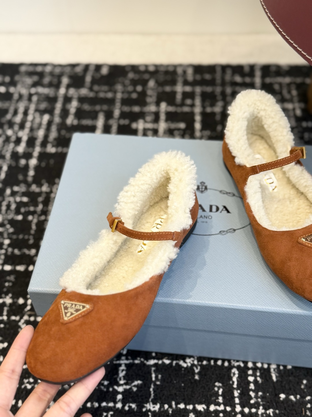 代购级 Prada 玛丽珍毛毛单鞋 面料选用羊京鞋面,内里厚实羊毛,软糯亲肤,秋冬上脚保暖又显贵气。 经典三角标logo 代购级 Prada 玛丽珍毛毛单鞋 面料选用羊京鞋面,内里厚实羊毛,软糯亲肤,秋冬上脚保暖又显贵气。 经典三角标logo