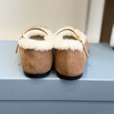 代购级 Prada 玛丽珍毛毛单鞋 面料选用羊京鞋面,内里厚实羊毛,软糯亲肤,秋冬上脚保暖又显贵气。 经典三角标logo 代购级 Prada 玛丽珍毛毛单鞋 面料选用羊京鞋面,内里厚实羊毛,软糯亲肤,秋冬上脚保暖又显贵气。 经典三角标logo