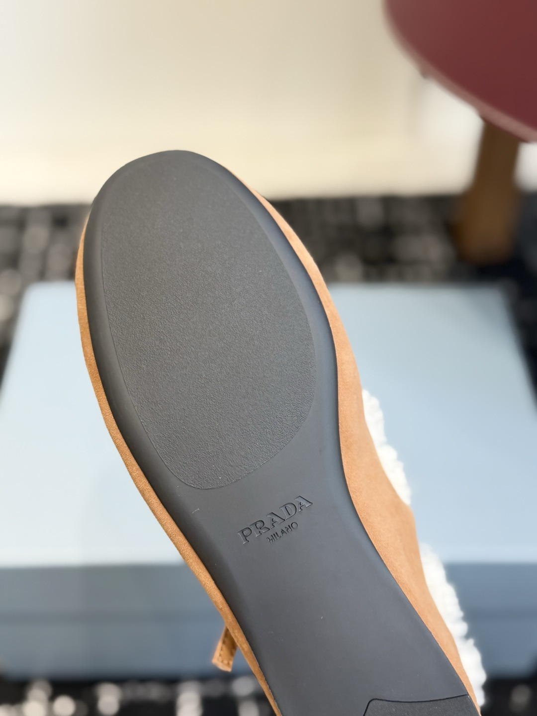 代购级 Prada 玛丽珍毛毛单鞋 面料选用羊京鞋面,内里厚实羊毛,软糯亲肤,秋冬上脚保暖又显贵气。 经典三角标logo 代购级 Prada 玛丽珍毛毛单鞋 面料选用羊京鞋面,内里厚实羊毛,软糯亲肤,秋冬上脚保暖又显贵气。 经典三角标logo