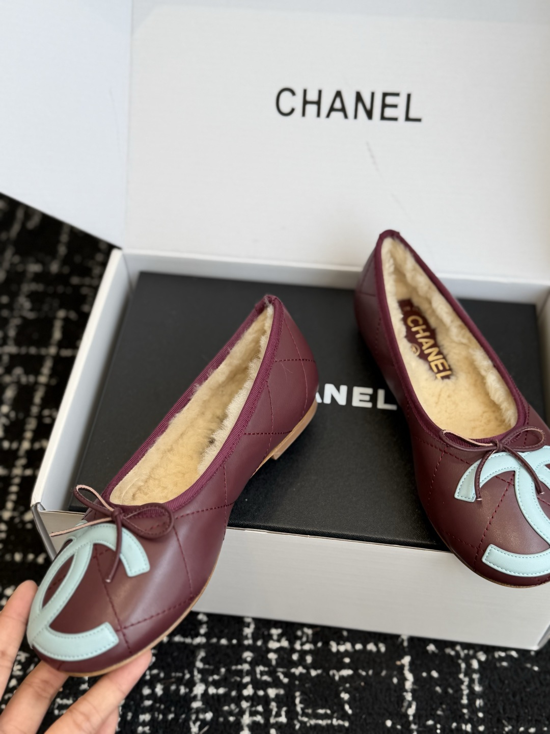 代购级 CHANEL香奈儿秋冬加绒芭蕾平底鞋✨ 鞋面采用细腻柔软羊皮材质，自带柔和光泽，触感顺滑不易折；内里铺满厚实羊羔