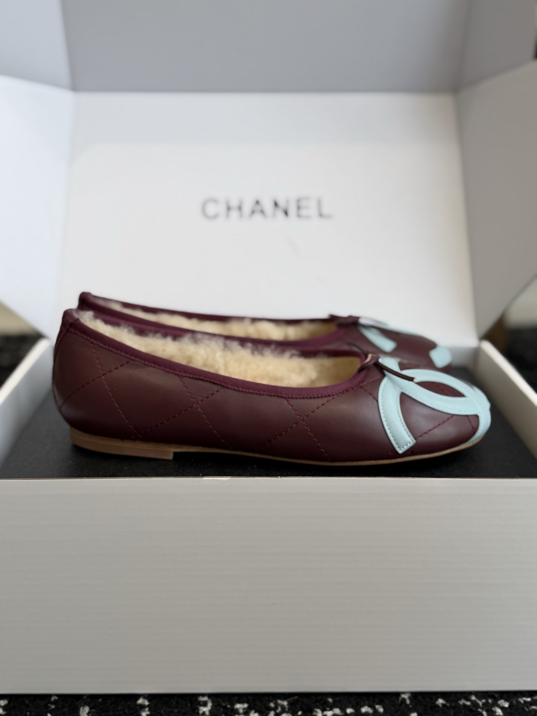 代购级 CHANEL香奈儿秋冬加绒芭蕾平底鞋✨ 鞋面采用细腻柔软羊皮材质，自带柔和光泽，触感顺滑不易折；内里铺满厚实羊羔