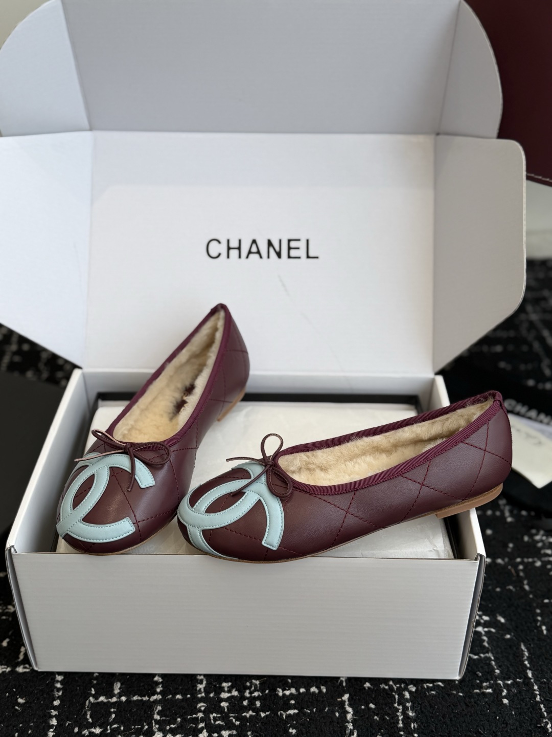 代购级 CHANEL香奈儿秋冬加绒芭蕾平底鞋✨ 鞋面采用细腻柔软羊皮材质，自带柔和光泽，触感顺滑不易折；内里铺满厚实羊羔