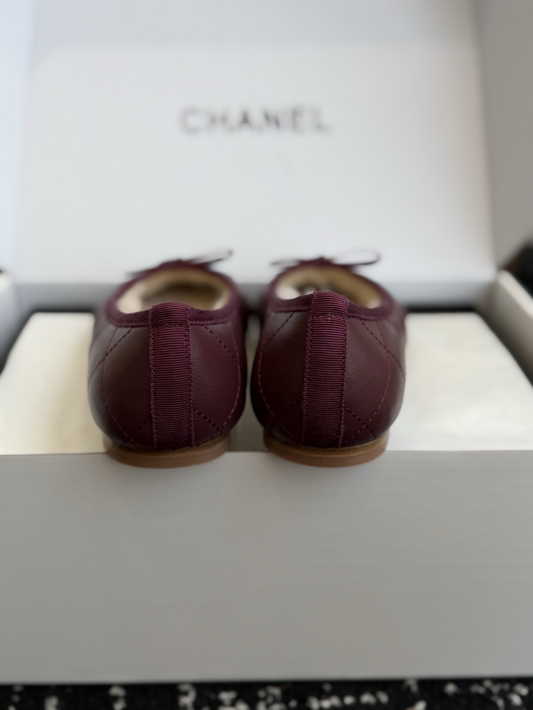 代购级 CHANEL香奈儿秋冬加绒芭蕾平底鞋✨ 鞋面采用细腻柔软羊皮材质，自带柔和光泽，触感顺滑不易折；内里铺满厚实羊羔