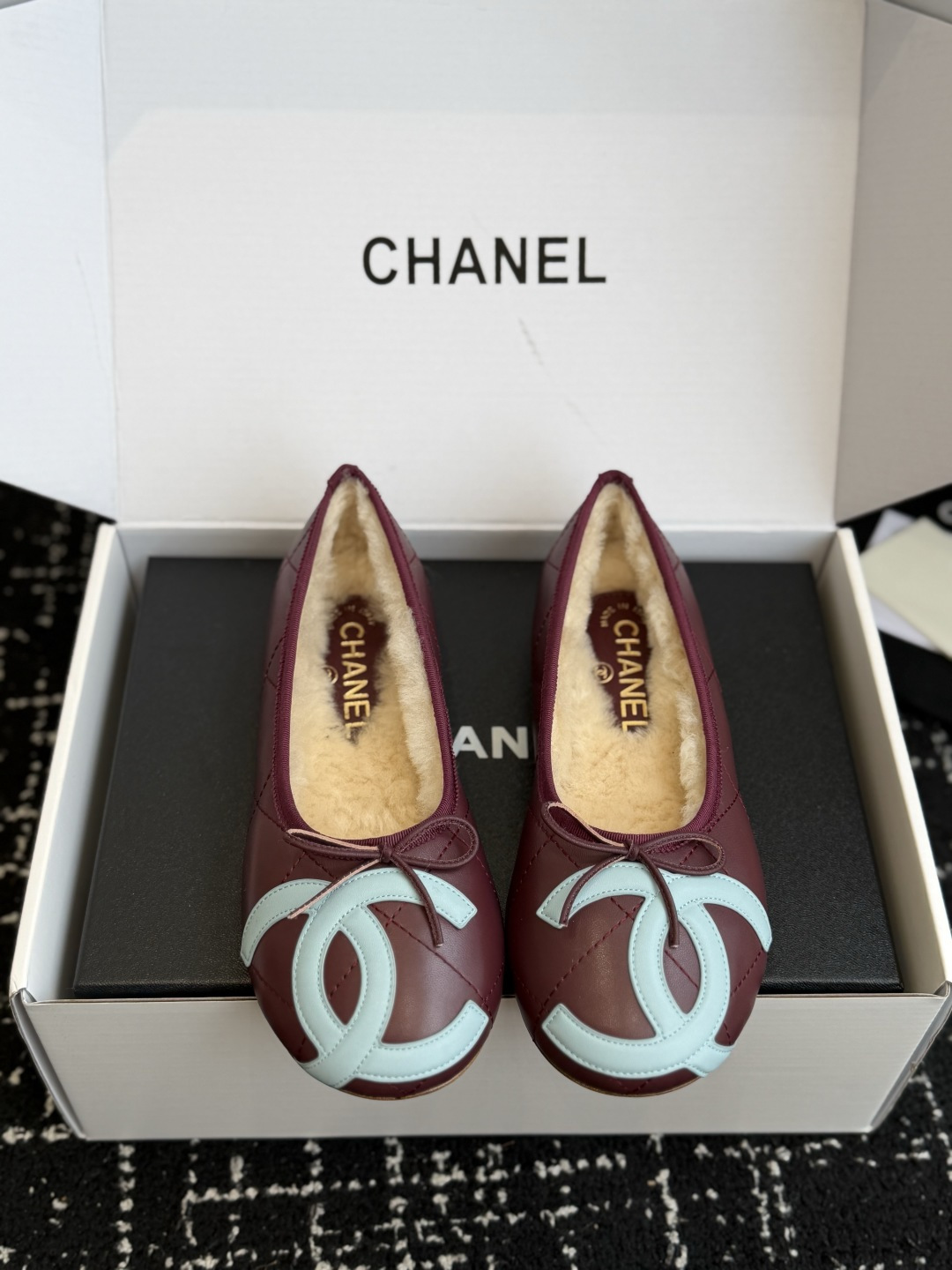 代购级 CHANEL香奈儿秋冬加绒芭蕾平底鞋✨ 鞋面采用细腻柔软羊皮材质，自带柔和光泽，触感顺滑不易折；内里铺满厚实羊羔