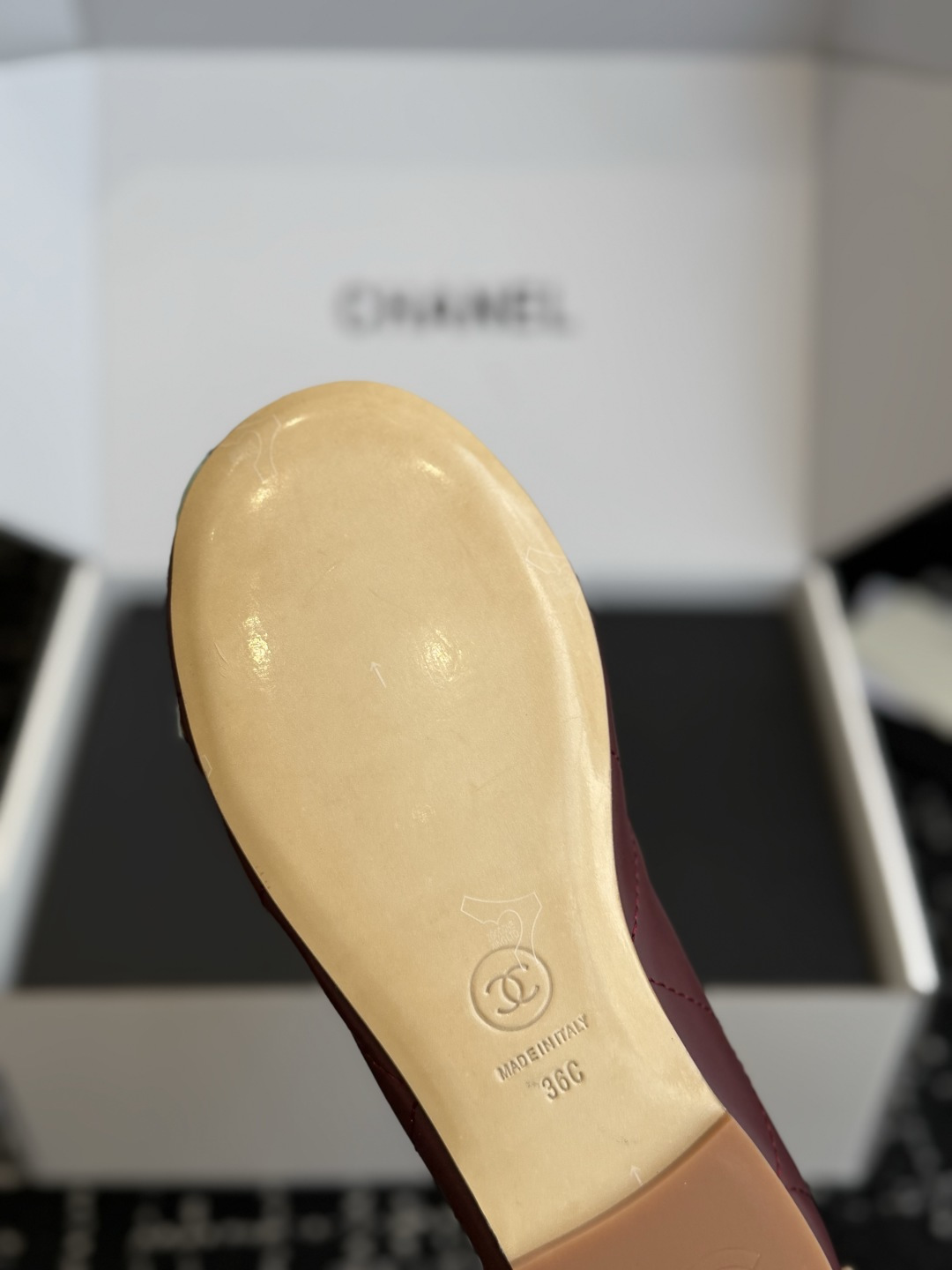 代购级 CHANEL香奈儿秋冬加绒芭蕾平底鞋✨ 鞋面采用细腻柔软羊皮材质，自带柔和光泽，触感顺滑不易折；内里铺满厚实羊羔
