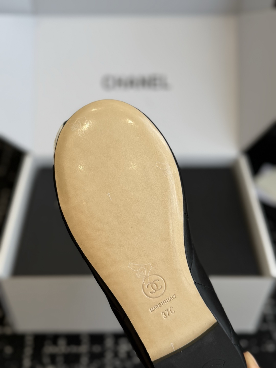 代购级 CHANEL香奈儿秋冬加绒芭蕾平底鞋✨ 鞋面采用细腻柔软羊皮材质，自带柔和光泽，触感顺滑不易折；内里铺满厚实羊羔