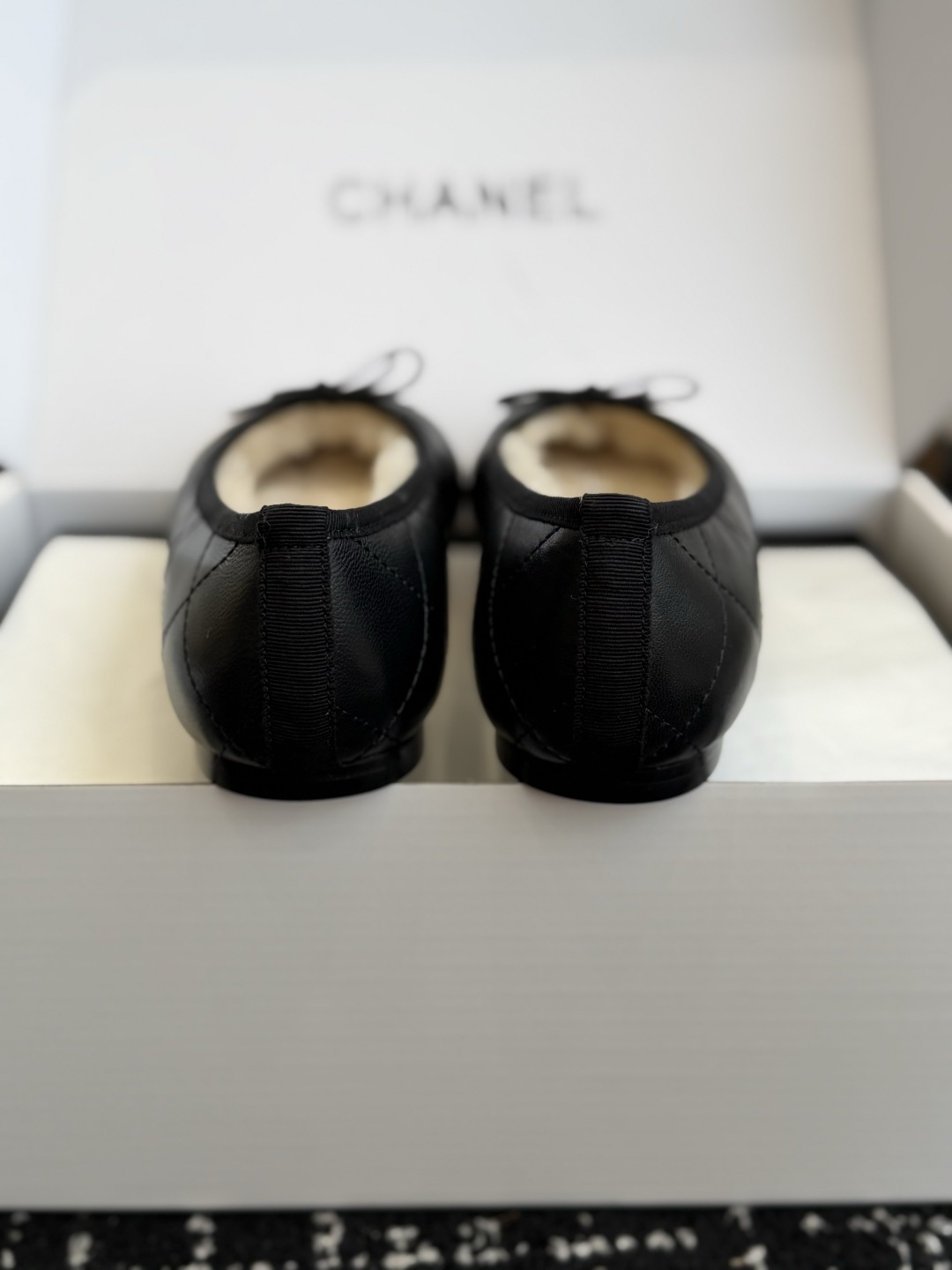 代购级 CHANEL香奈儿秋冬加绒芭蕾平底鞋✨ 鞋面采用细腻柔软羊皮材质，自带柔和光泽，触感顺滑不易折；内里铺满厚实羊羔
