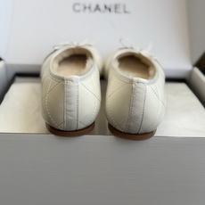 代购级 CHANEL香奈儿秋冬加绒芭蕾平底鞋✨ 鞋面采用细腻柔软羊皮材质,自带柔和光泽,触感顺滑不易折;内里铺满厚实羊羔 代购级 CHANEL香奈儿秋冬加绒芭蕾平底鞋✨ 鞋面采用细腻柔软羊皮材质,自带柔和光泽,触感顺滑不易折;内里铺满厚实羊羔